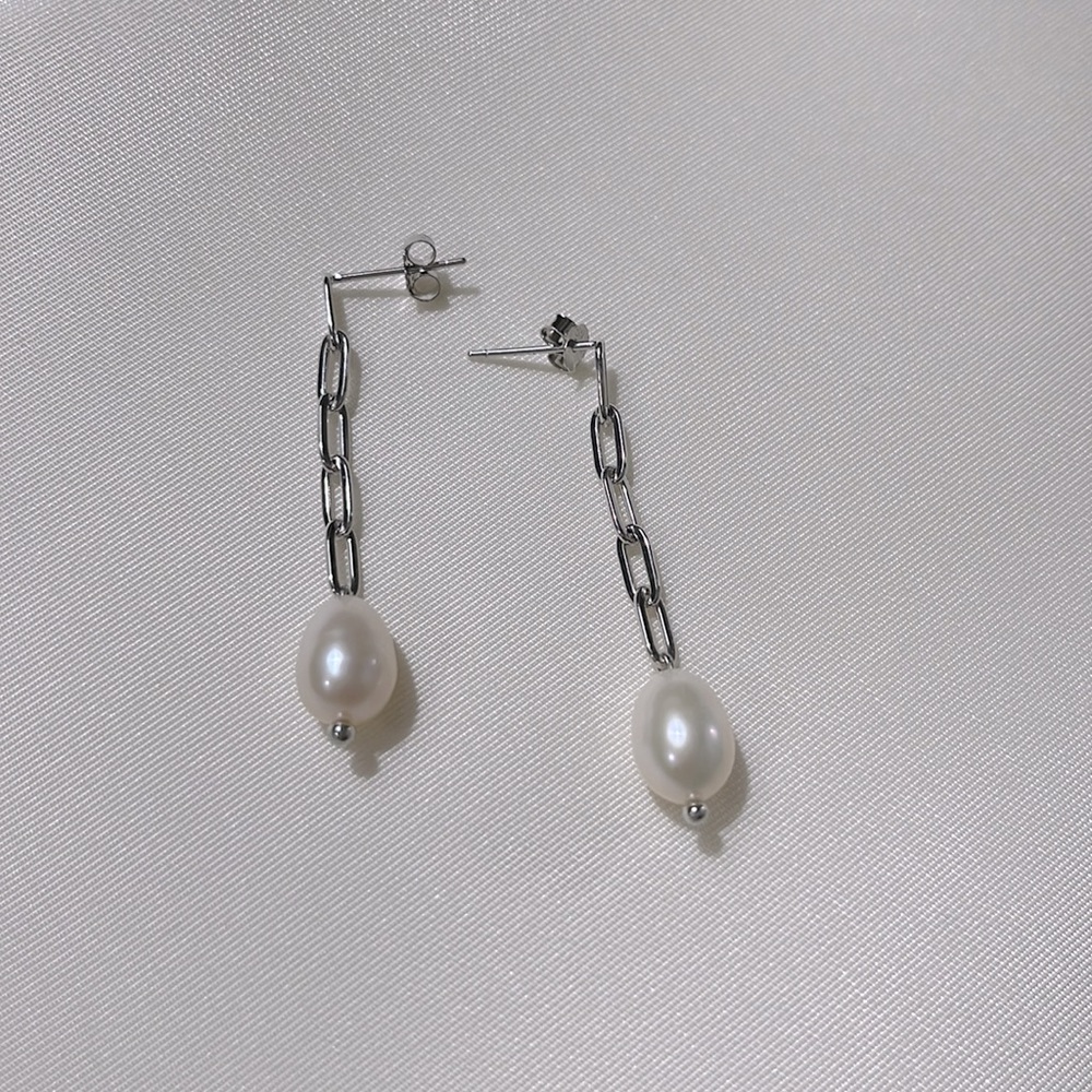 Pearl hanging earrings